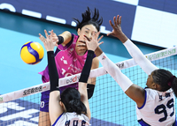 [포토]흥국생명 김연경, 블로킹을 피해서!