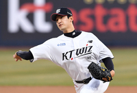 ‘고영표 호투+김민혁 5타점’ KT, KIA에 10-6 승리…3연패 탈출 [SS수원in]