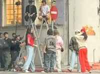 “길 막고, 폰 빼앗아” 뉴진스, ‘민폐 촬영’ 논란…소속사는 “사실무근”