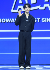 [포토]손인사 건네는 나우어데이즈의 현빈