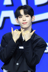 [포토]시그니처 포즈 취하는 나우어데이지의 현빈