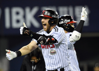 “다시 개막전” 외친 사령탑에 외인 타자는 슬라이딩으로 답했다, LG NC 꺾고 3연패 탈출 [SS잠실in]