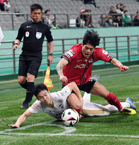 [포토]엉켜 넘어지는 김천 김태현과 FC서울 최준