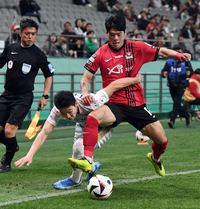 [포토]김천 김태현-FC서울 최준, 치열한 몸싸움