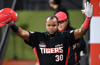 [포토]허공에 하이파이브를 하는 KIA 소크라테스