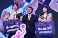 [포토] 박지현-허예은, 베스트 5 가드상 수상