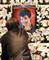 ‘밤안개’ 속으로 떠난 故 현미, 그리움 속 맞은 1주기