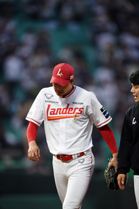 ‘허리 이상’ 김광현, 2.2이닝 후 자진 강판…보호차원→큰 부상이면 ‘초비상’ [SS메디컬체크]