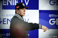 이강철 감독, 심판 판정 항의하다 시즌 1호 퇴장…황재균 타구 파울→안타 번복에 “2루타” 주장 [SS잠실in]