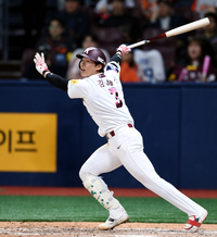 [포토] 5회 경기 뒤집는 김혜성