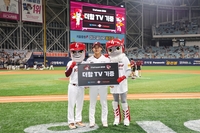 ‘홈런 치고 기부까지’ 키움 김휘집, 사회복지시설에 ‘더함TV’ 기증