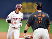 [포토] ‘홈런왕 앞에서 ..조용히 지나가자’ 동점포 김혜성