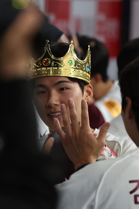 ‘2루수’ 대결…한화 문현빈 솔로포 쏘자, 키움 김혜성도 맞불 [SS고척in]