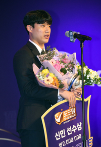 마지막 1년 차 남녀 ‘신인상’ 장식한 이재현·김세빈 “다음시즌은 더 잘하고 싶다”[V리그 시상식]