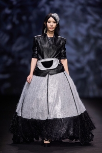 케이플러스 대표 시니어 모델 이수진, ‘2024 상해 패션위크’ 런웨이에서 압도적인 매력 발산해