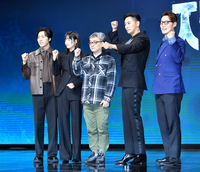 [포토] 두팔로 주먹불끈 주지훈 ‘지배종’ 박철환PD와 배우들