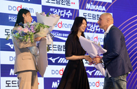 [포토]김연경의 MVP 수상 축하하는 아본단자 감독
