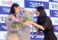 [포토]김연경의 MVP 축하하는 양효진
