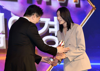 [포토]MVP 트로피 받는 김연경