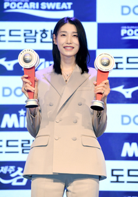 [포토]2년 연속 V-리그  여자부 MVP 차지하는 김연경