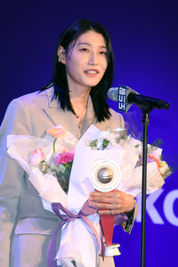 우승 트로피 없었지만 가장 화려하게 빛났다…‘배구 여제’ 김연경, 2년 연속 MVP+통산 6회째[V리그 시상식]