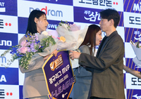 [포토]김연경의 MVP 축하하는 한선수
