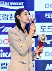 현역 연장 발표도 화끈하게, 직접 밝힌 김연경 “정상에 있을 때 은퇴하고 싶다”[V리그 시상식]