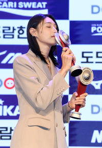 [포토]흥국생명 김연경, 다시 MVP 트로피에 입맞춤을