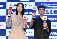 [포토]V리그 여자부 MVP 김연경, 남자부 MVP 레오의 아들과!