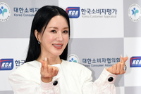 엄정화, 5년 몸 담은 사람엔터 떠난다 ‘FA 최대어’