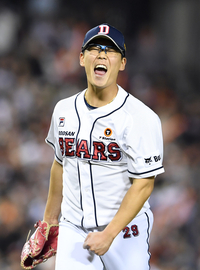 [포토]한화 페라자 병살로 잡아내며 위기 탈출하는 두산 이병헌