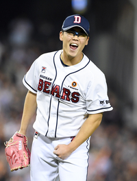 [포토]만루 위기 탈출에 포효하는 두산 이병헌