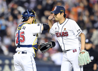 [포토]승리의 하이파이브를 하는 두산 양의지-정철원