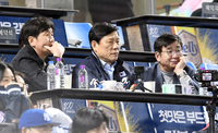 [포토]대표팀 류중일 감독과 함께 잠실경기 관전하는 허구연 총재
