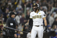 SD 8점차 뒤집는 대첩 완성, 김하성 2타점 3루타·타티스 8회 역전 결승 투런포 폭발