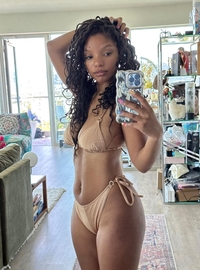 ‘흑인 인어공주’ 할리 베일리, 출산 3개월만 깜짝 비키니 공개[할리웃톡]