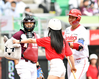 [포토]‘선물은 잘 챙겨야지!’ 솔로포 고명준