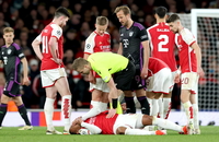 팔꿈치 가격인데 ‘퇴장 아닌가요?’…경고에 그친 케인 향해, 아스널 팬들은 ‘분노’