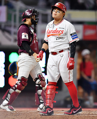 [포토]‘부상복귀 추신수’ 8회말 좌익수 플라이