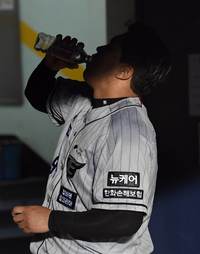 [포토]첫 승을 향한 갈증을 푸는 한화 류현진