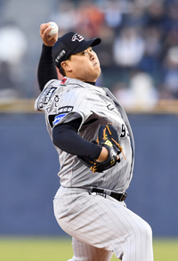 [포토]시즌 첫 승 도전하는 한화 선발 류현진