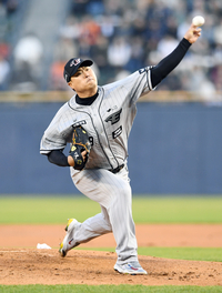 [포토]힘차게 공 뿌리는 한화 선발 류현진