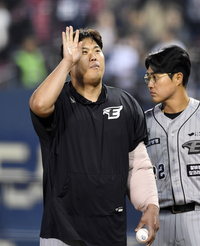 [포토]첫 승 류현진, 가족들을 향해!