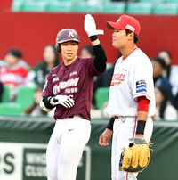 [포토]‘1회초 안타출루’ 김혜성