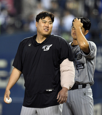 [포토]첫 승에 미소짓는 류현진