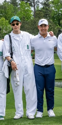 ‘열애설 홍역’ 류준열, 골프 캐디복 입고 美 골프 첫 메이저대회 김주형 옆 깜짝 등장