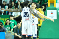 라건아-송교창 폭발, KCC DB 잡고 PO 4연승 [SS PO리뷰]