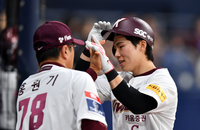 [포토]‘홍원기 감독의 축하’ 투런포 김혜성