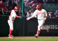 [포토]SSG 최정, 467호 홈런으로 이승엽과 나란히