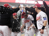 [포토]467호 홈런 SSG 최정, 동료들의 축하 물세례